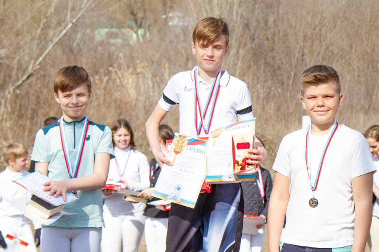 Михаил и Константин Доброхваловы заняли призовые места в соревнованиях по конкуру между спортсменами КСК &quot;Фортуна-С&quot;.