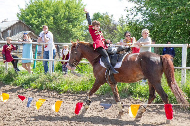 Ученики лицея приняли участие в Чемпионат г.Саратова по конно-спортивной джигитовке.
